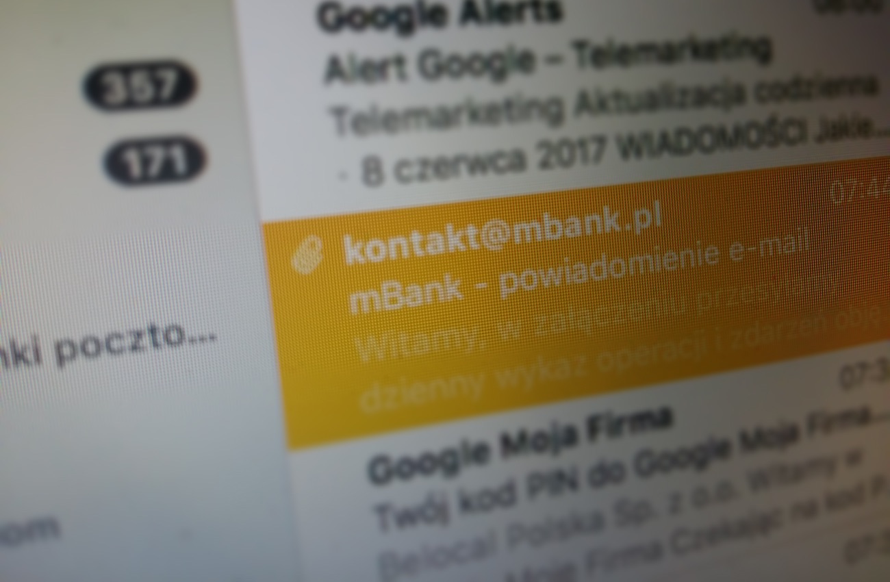Służbowe sprawy Polaków na prywatnych e-mailach