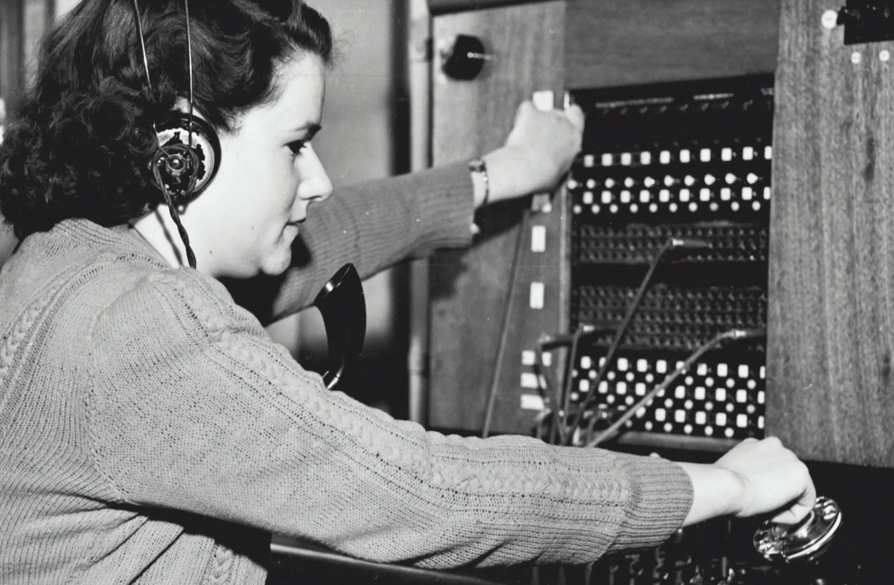 Dwa uniwersytety rekrutują do praktyk na infolinii