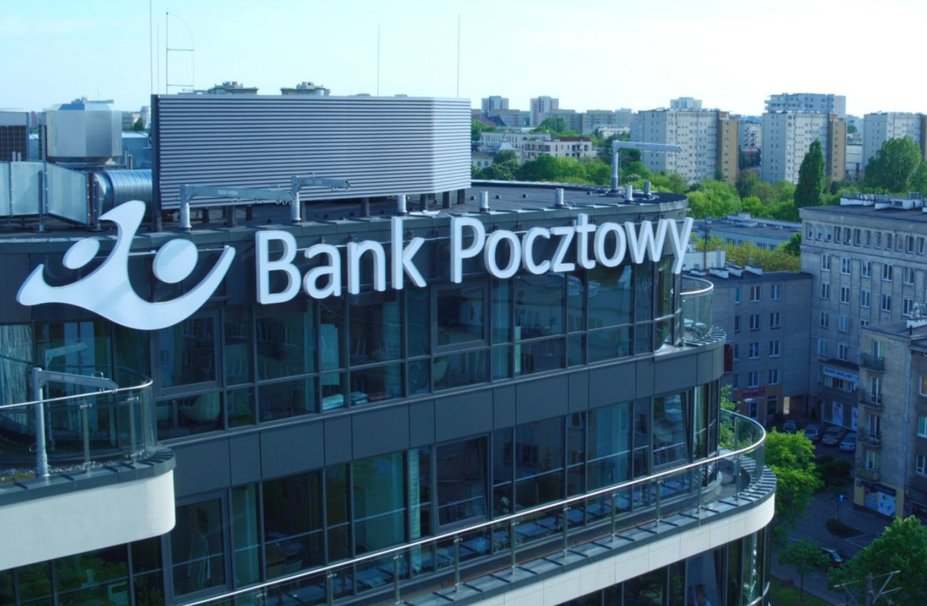 Bank Pocztowy zostaje w hybrydzie