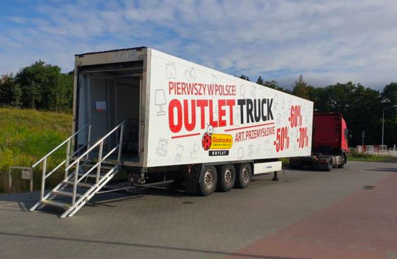 Biedronka z mobilnymi outletami