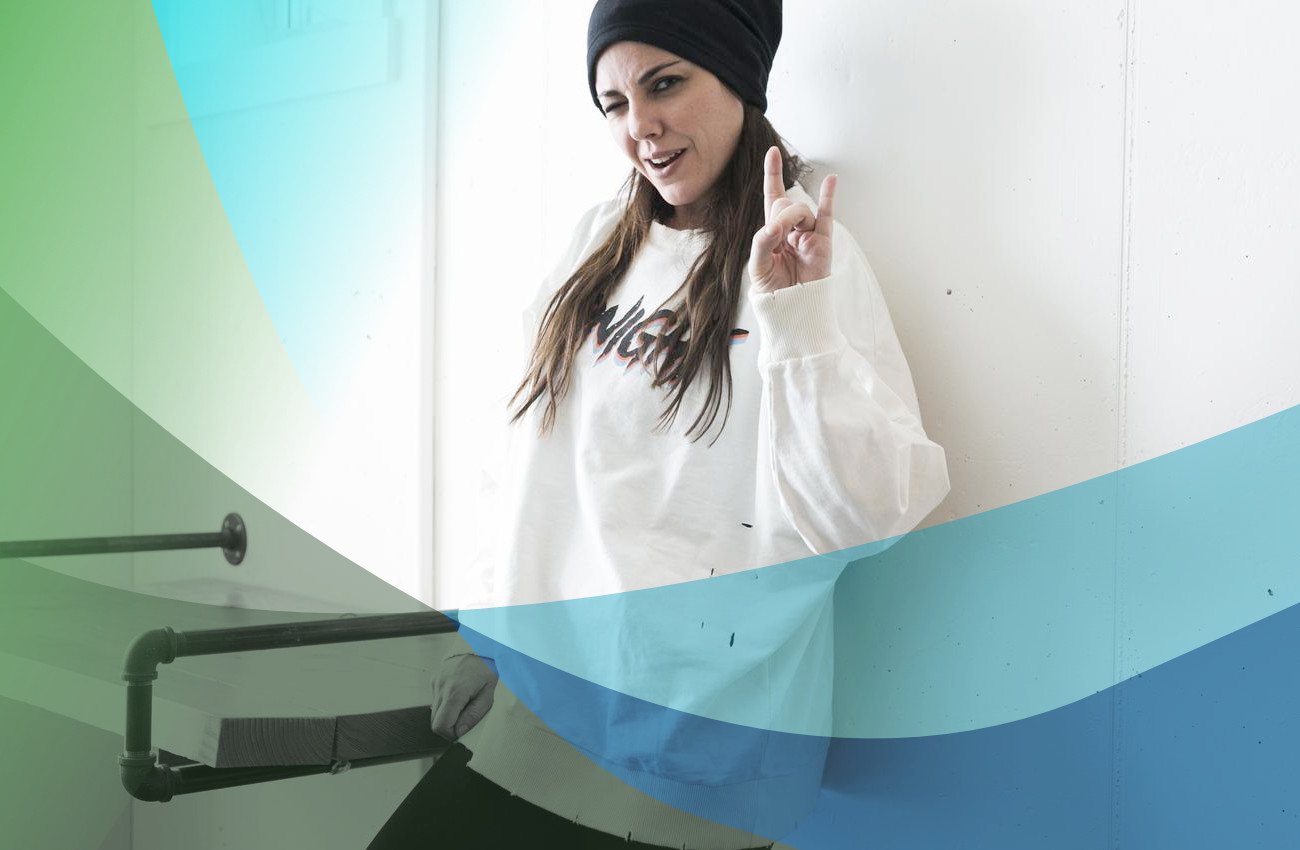 Bluza damska oversize: jak ją nosić, by wyglądać stylowo?
